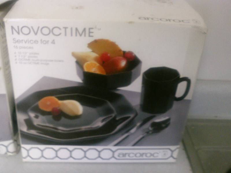 lot 37 image: Arcoroc Dishes, new in box