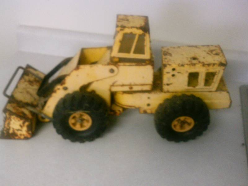 lot 45 image: Tonka Front end loader 20 long