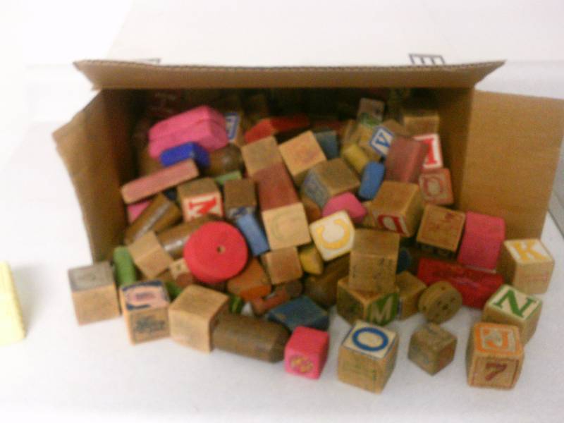 lot 91 image: Assorted. Vintage wooden block