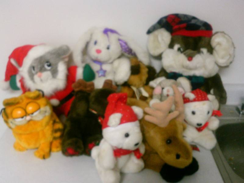 lot 95 image: Garfield and friends plush toy
