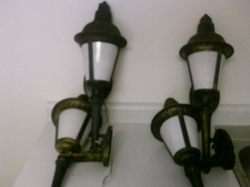 lot 115 image: Exterior lights (4)