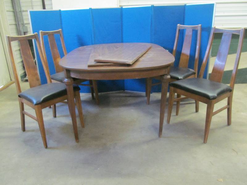 TableChairs