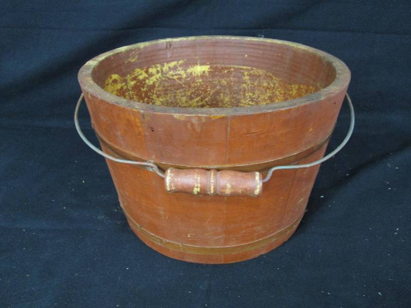 lot 7 image: Vintage Wood Bucket