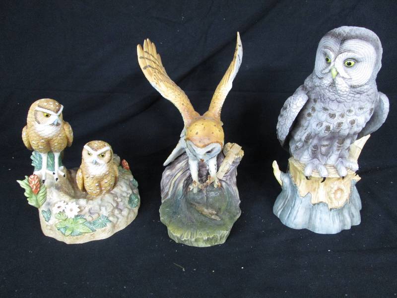 lot 109 image: Ski Country owl Decanters