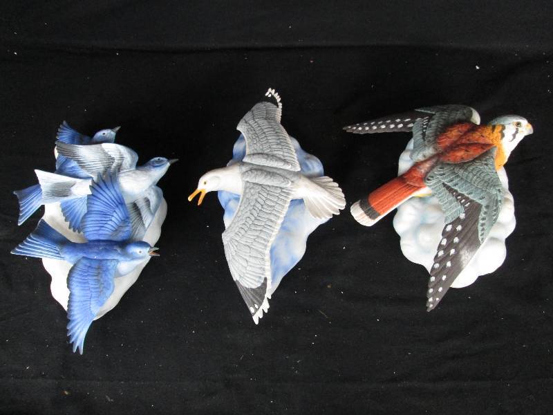 lot 111 image: Ski Country Bird Wall Plaque Decanters