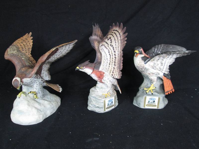 lot 112 image: Ski Country Birds of Prey Decanters