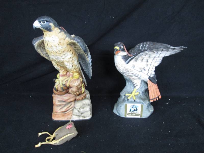 lot 115 image: Ski Country Red tail Hawk & Peregrine Falcon Decanters