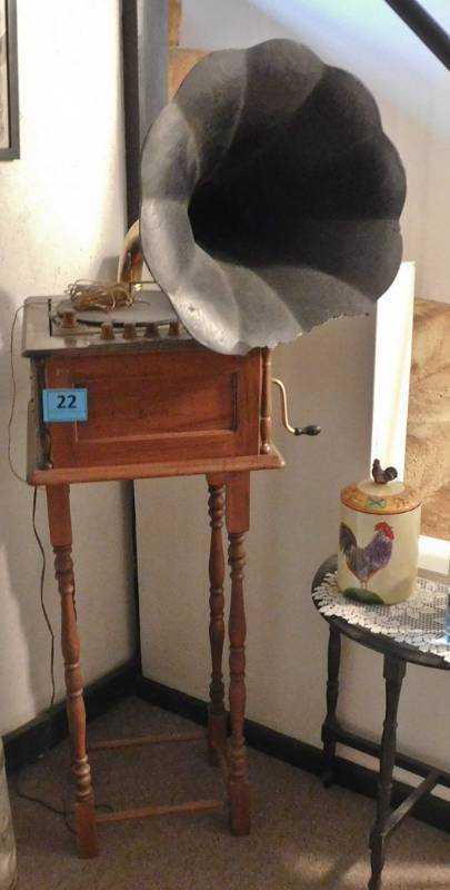 Grafonola Gramaphone on stand with trumpet speaker