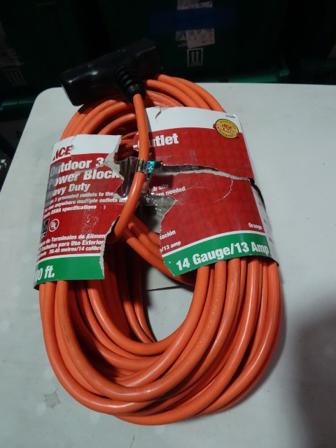 NEW Outdoor Extension cord with power block. 100 ft 14 ga 3 outlet