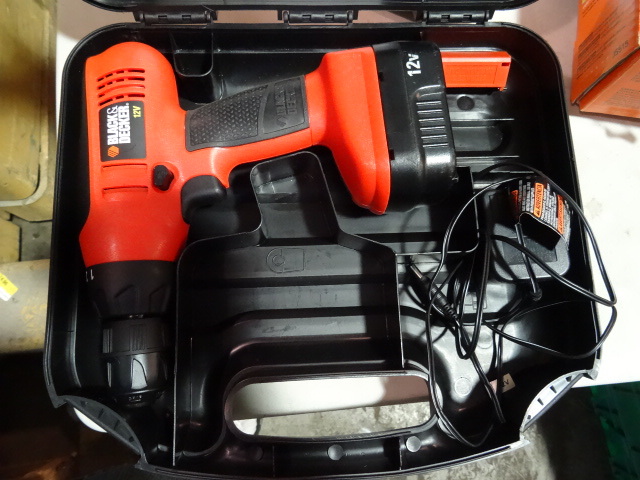NEW Black and Decker 12 Volt Cordless Drill with Battery and Charger in Hard Case