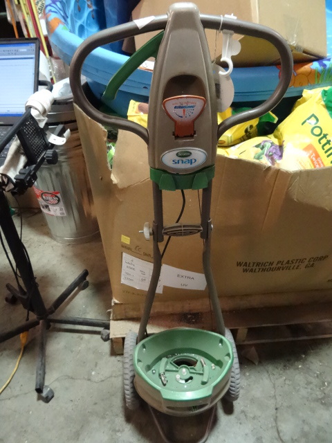 NEW Scotts SNAP EdgeGuard Fertilizer Spreader