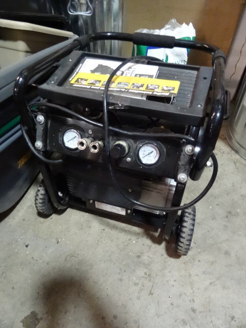 Steele 2 Gallon Air Compressor SP-CEO42T Missing 1 of 2 tanks. Not Tested