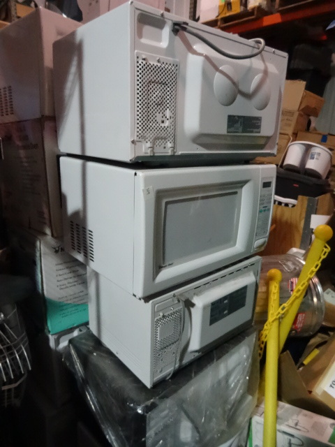 ENTIRE PALLET REPAIRABLE MICROWAVE OVENS Various Models and Conditions. These are ALL untested and should be considered not working. Please bid accordingly.