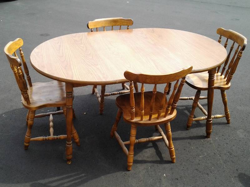 lot 5 image: 42 Inch Round Table With 4-Sturdy Chairs & 2-12 Inch Leaves (In Nice Condition)