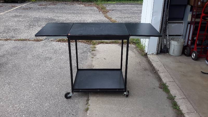 Rolling workstation table