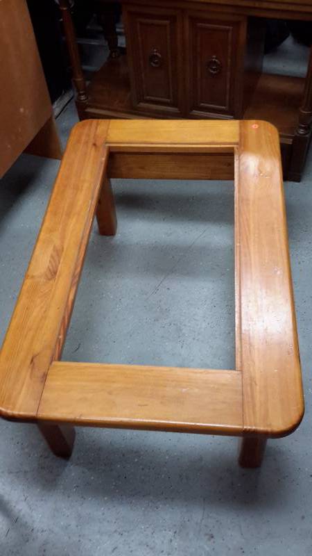 Contemporary coffee table - no center class