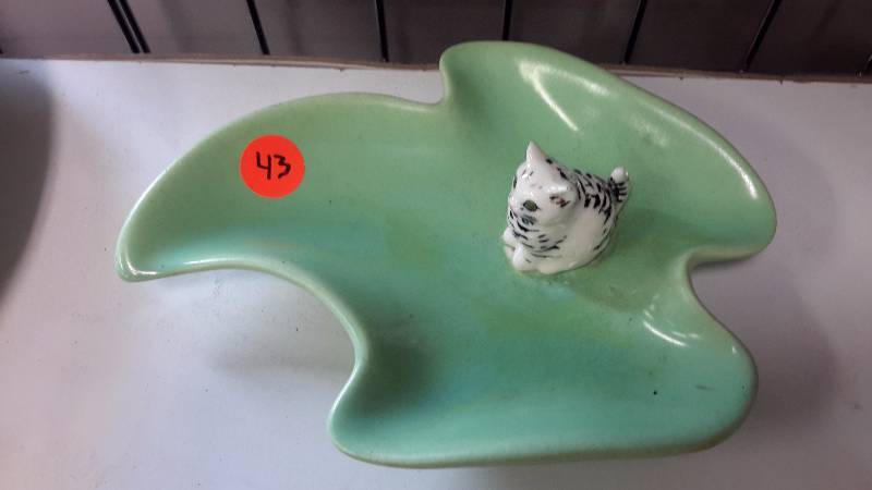 Ceramic plate lily with cat