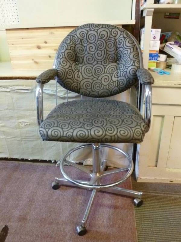 lot 6 image: Bar Stool