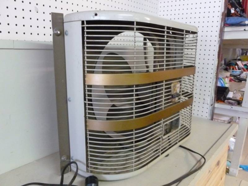 lot 8 image: Wall Mount Fan