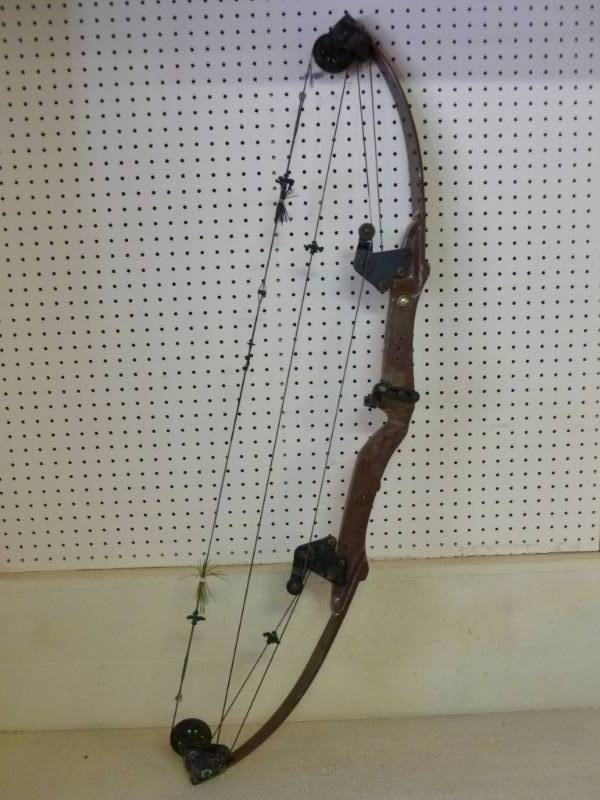 lot 30 image: Compound Bow