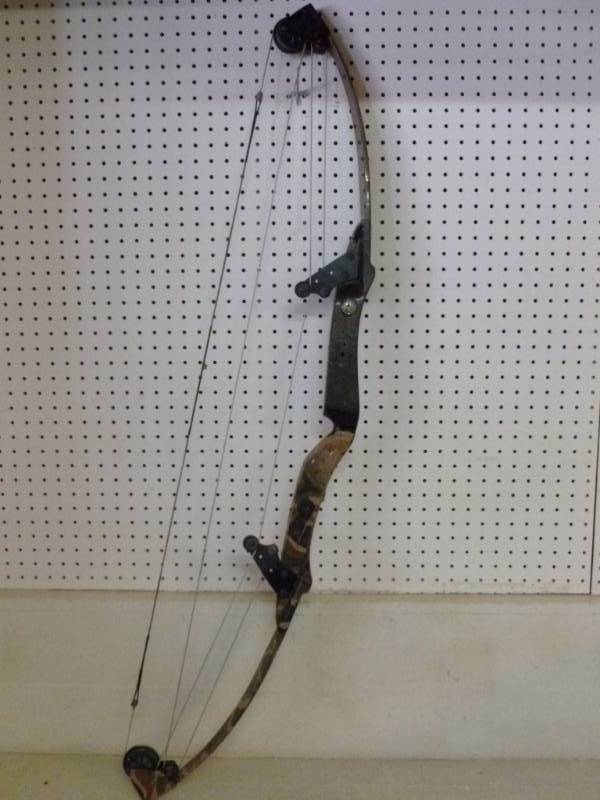 lot 31 image: Compound Bow