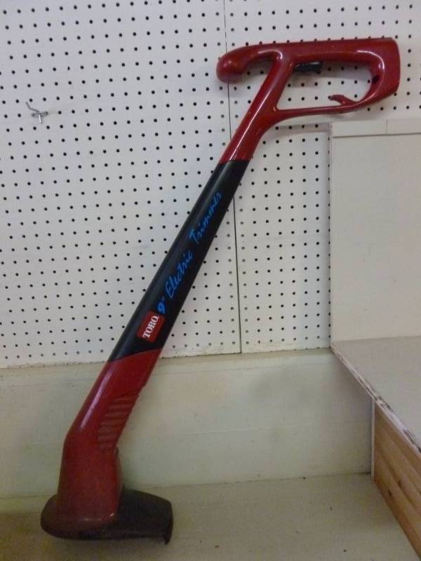 lot 102 image: Electric Trimmer