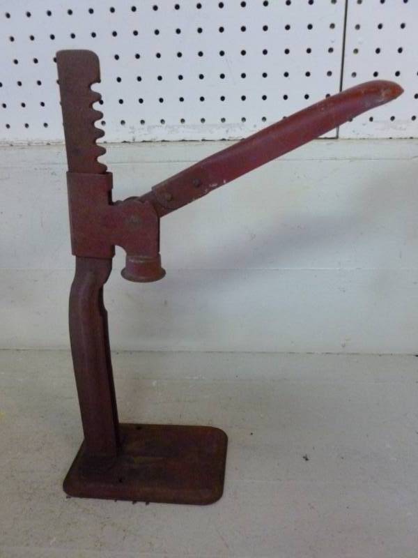 lot 113 image: Vintage Bottle Capper