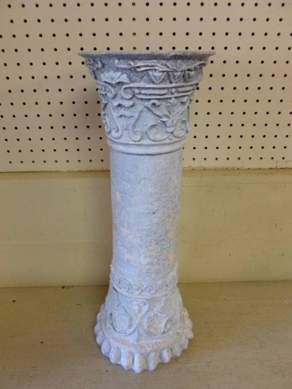 lot 127 image: Gazing Ball Stand