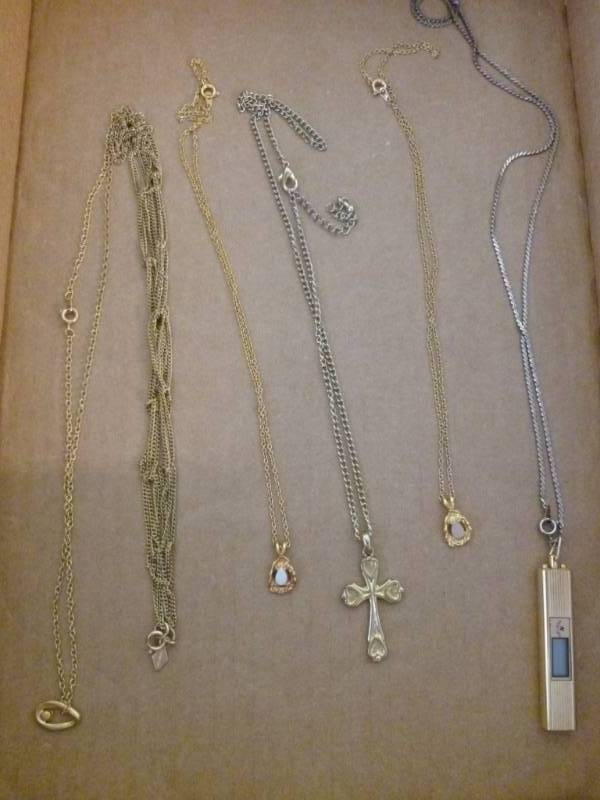 lot 158 image: Jewelry