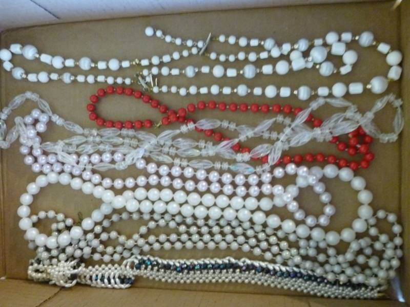 lot 160 image: Jewelry