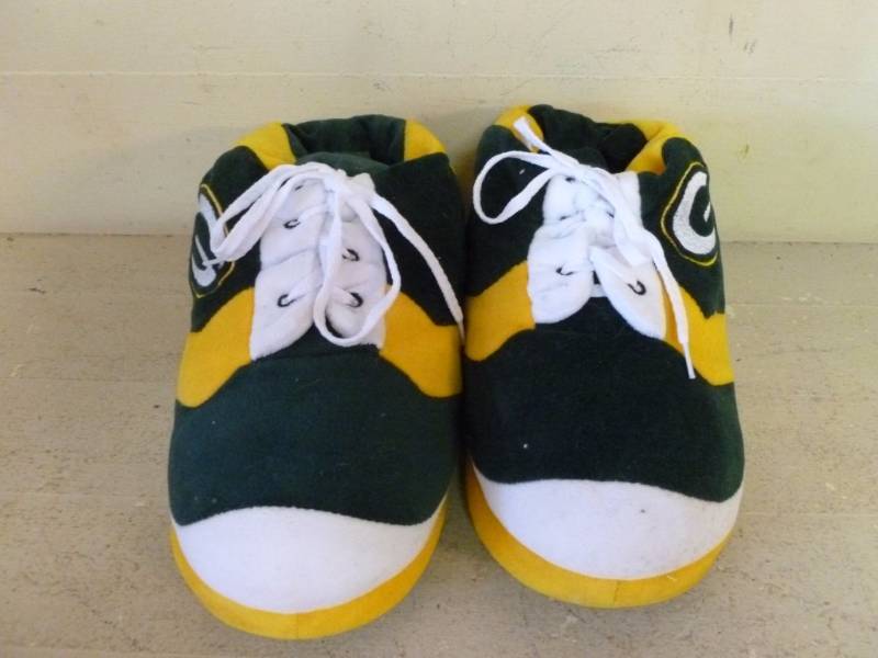 lot 199 image: Green Bay Packers Slippers