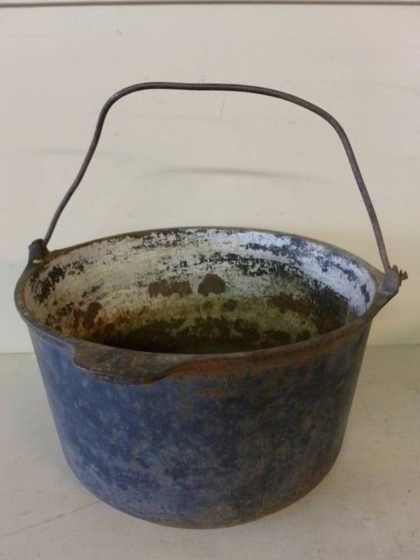 lot 279 image: Cast Iron Kettle