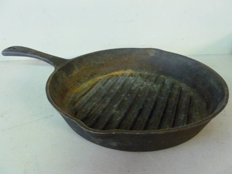 lot 281 image: Cast Iron Pan