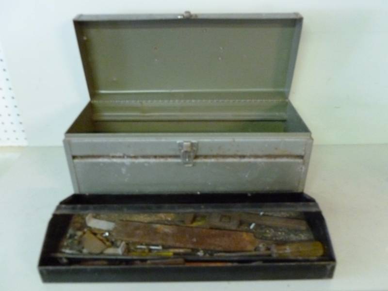 lot 325 image: Metal Tool Box