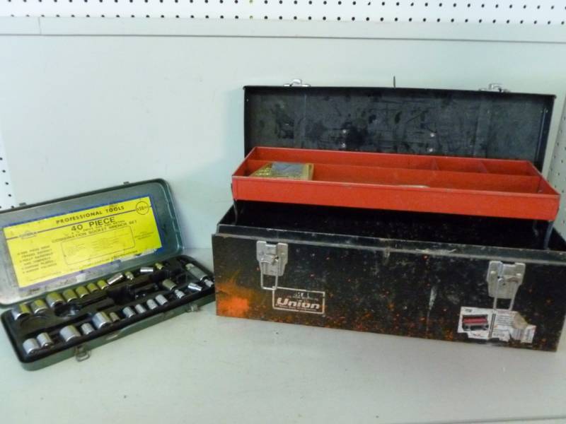 lot 326 image: Metal Tool Box