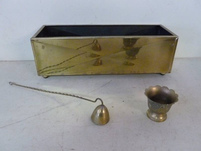 lot 363 image: Decorative