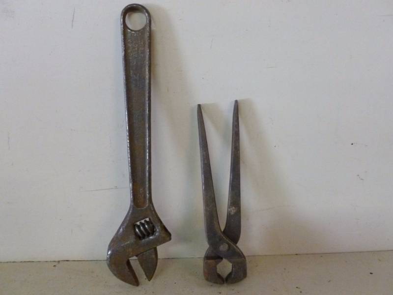 lot 371 image: Tools