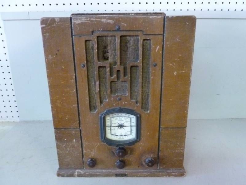 lot 377 image: Vintage Radio