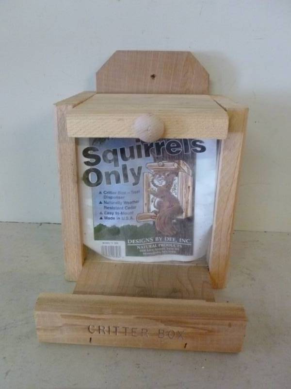 lot 384 image: Squirrel Feeder