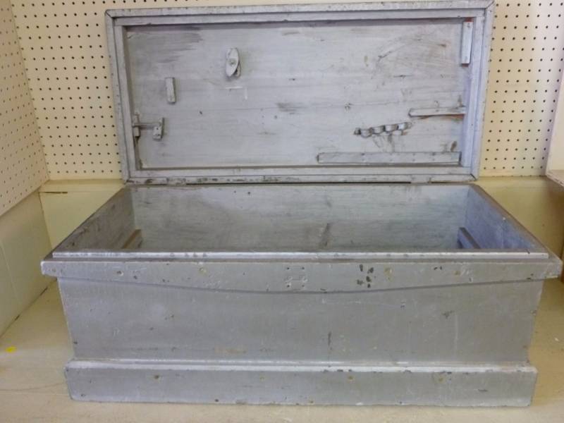lot 397 image: Vintage Wooden Carpenters Trunk