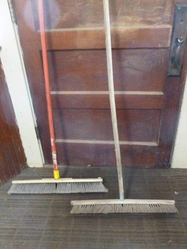 lot 408 image: Push Brooms