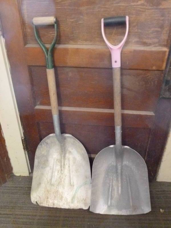 lot 410 image: Aluminum Scoop Shovels