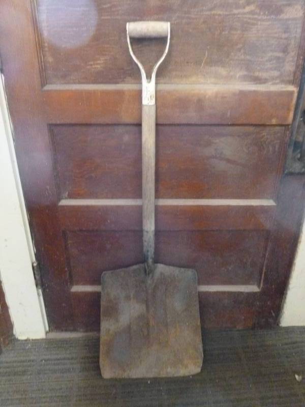 lot 412 image: Shovel