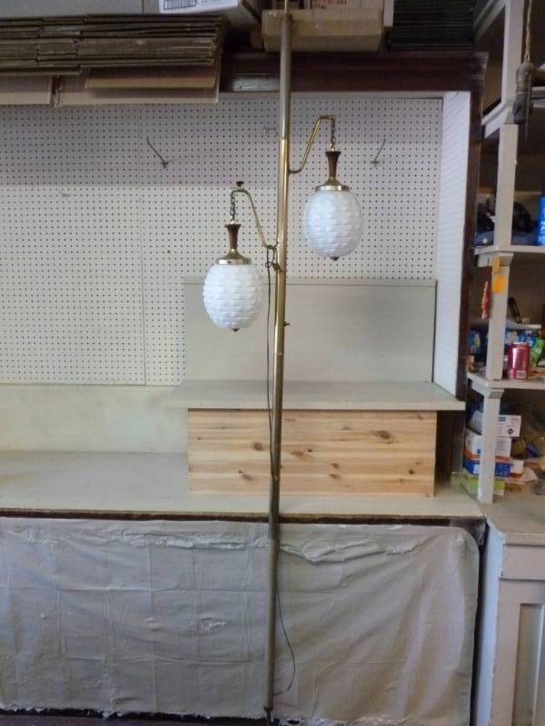 lot 414 image: Vintage Pole Lamp