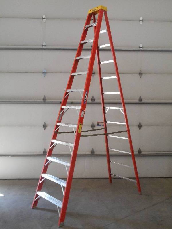 lot 25 image: Werner 6212 Fiberglass 12ft Step La...