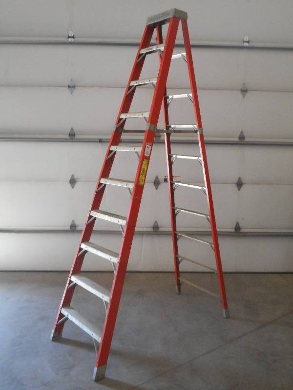 lot 26 image: Louisville FS1110 Fiberglass 10ft S...