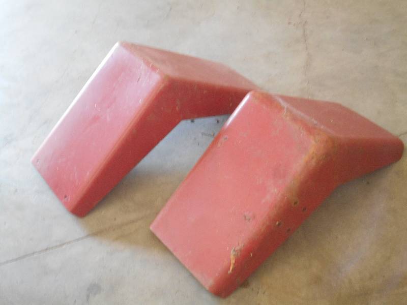 lot 27 image: Set Of International Tractor Fender...