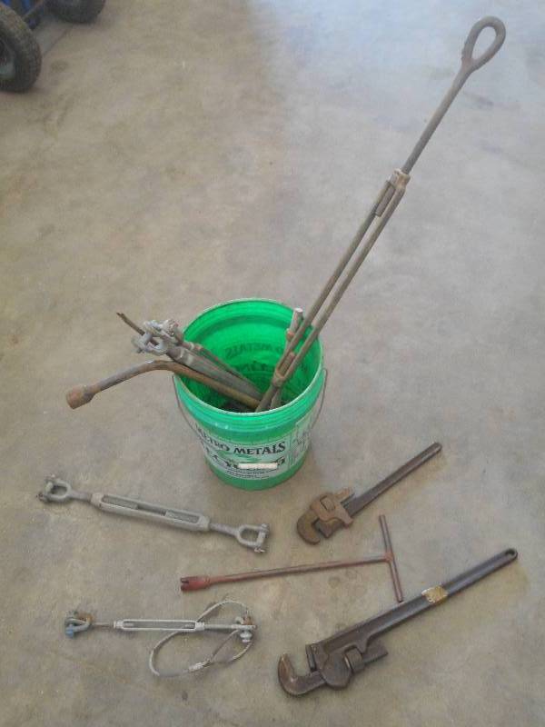 lot 41 image: Bucket Of Assorted Turn Buckles & E...