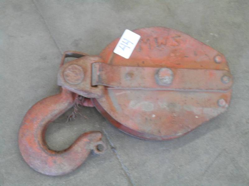 lot 44 image: Heavy Duty 941 Industrial Hook & ...