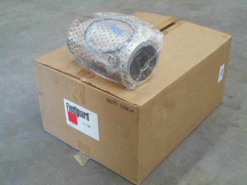 lot 48 image: Box Of (12) New FleetGaurd LF-509N ...